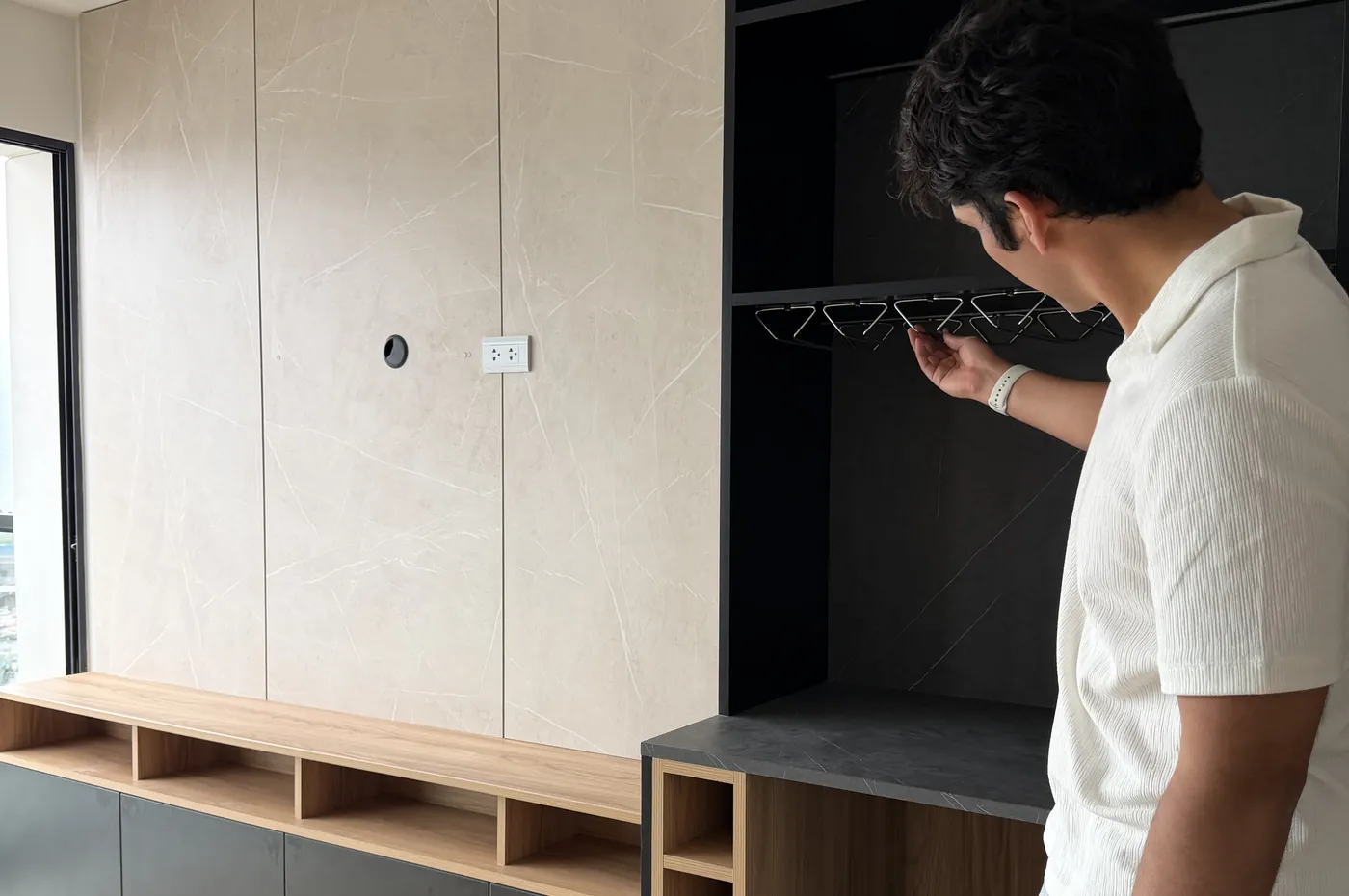 David Mamani en un interior terminado del Proyecto Portocarrero, Miraflores