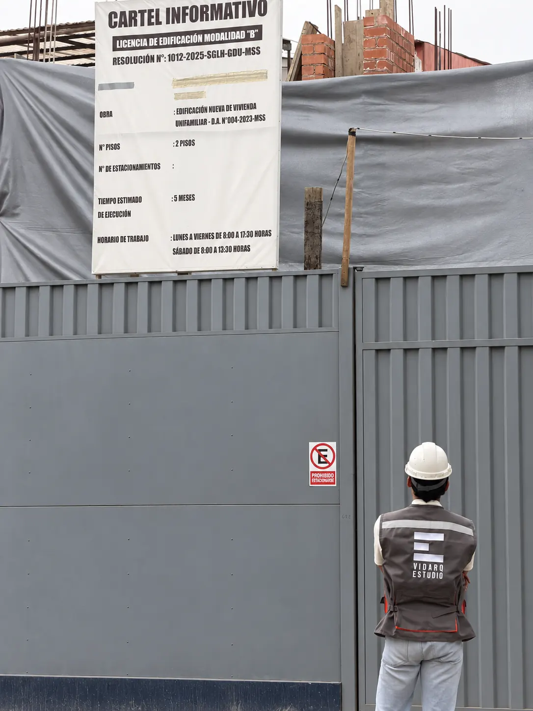 Cartel de obra con la licencia aprobada · Proyecto Corrales · Surco, Lima