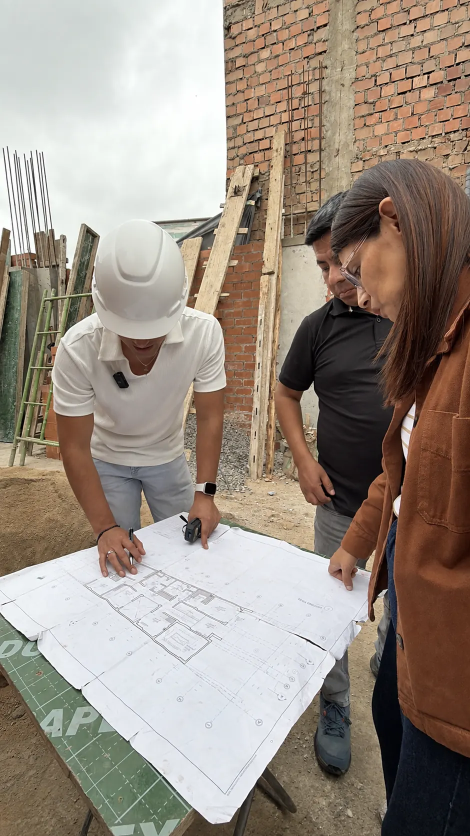 Revisión de avance de obra con los clientes · Proyecto Corrales · Surco, Lima